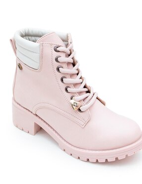 Bota Loly in the Sky rosa con logotipo en Liverpool