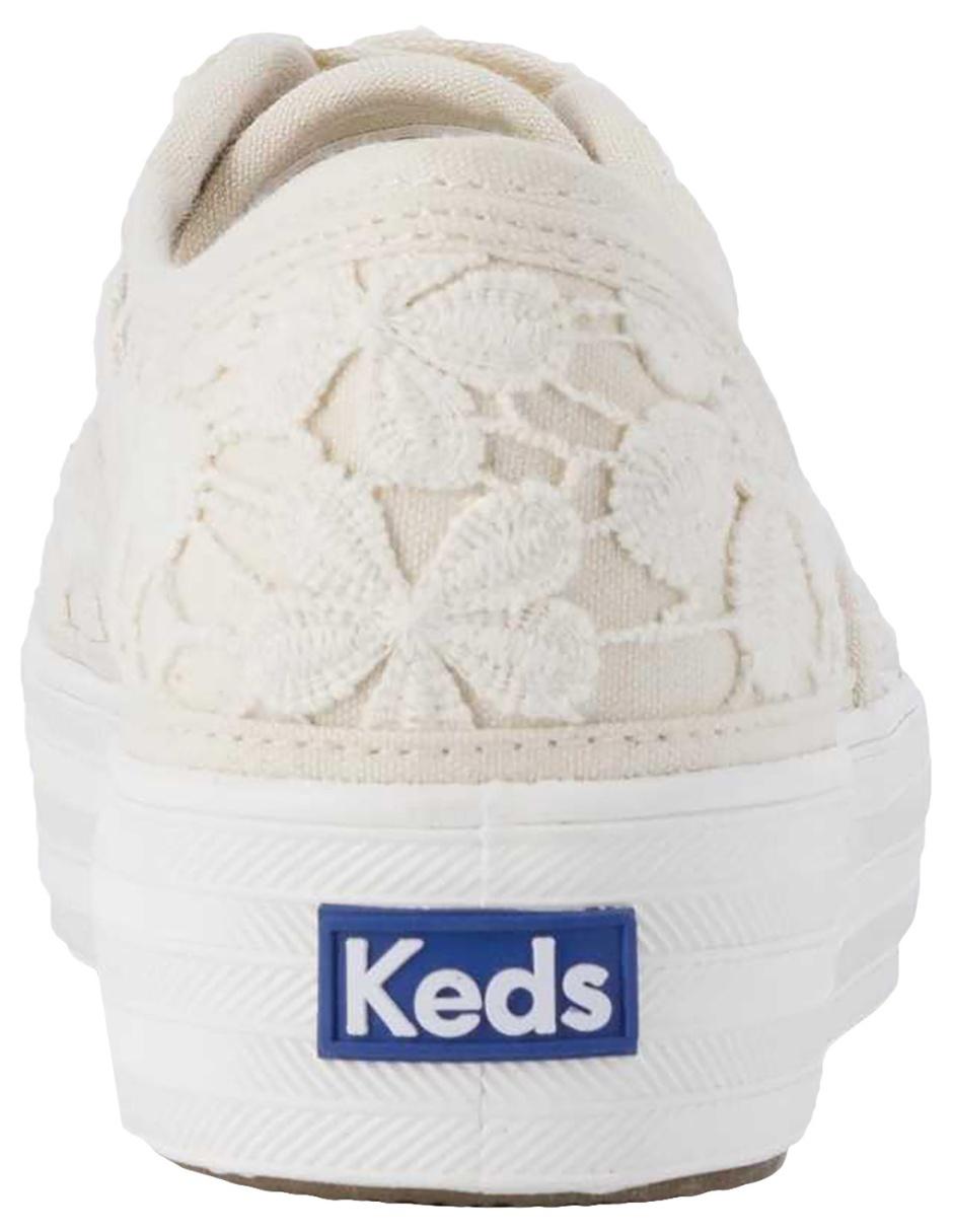 tenis blancos con encaje